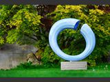 Ribbon
Kunstharz-Lichtskulptur mit LED-Beleuchtung
Ma�e: H�he 147 cm Breite 130 cm