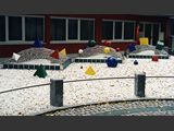 Installation - Vorplatz
Edelstahlskulptur, mit W�rfel, Kugeln, Pyramiden pulverbeschichtet.
